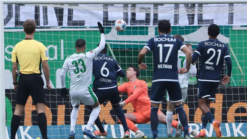Ibrahima Sissoko (Nr. 6) schießt den Ball zum Bochumer 1:0 ins Fürther Tor. 