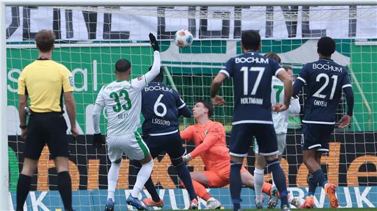 Ibrahima Sissoko (Nr. 6) schießt den Ball zum Bochumer 1:0 ins Fürther Tor. 