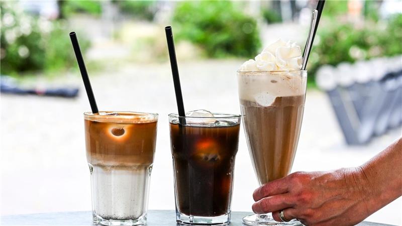 Iced Latte und Co: Stirbt Omas Eiskaffee aus? Iced Latte, Iced Coffee (also Kaffee mit Eiswürfeln) und klassischer Eiskaffee mit Vanilleeis und Sahne - präsentiert in einem Berliner Café.