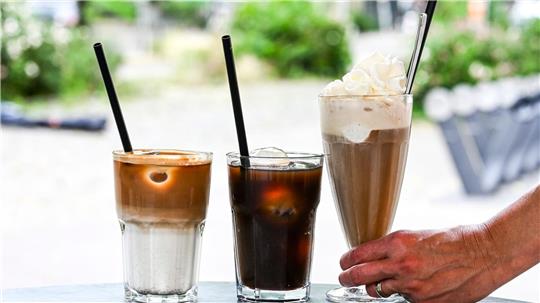 Iced Latte, Iced Coffee (also Kaffee mit Eiswürfeln) und klassischer Eiskaffee mit Vanilleeis und Sahne - präsentiert in einem Berliner Café.