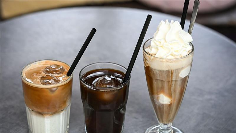 Iced Latte und Co: Stirbt Omas Eiskaffee aus? Iced Latte (also geeister Milchkaffee) und Iced Coffee sind puristischer als der sahnige Wiener Eiskaffee, der früher der Inbegriff von Eiskaffee in Deutschland war.