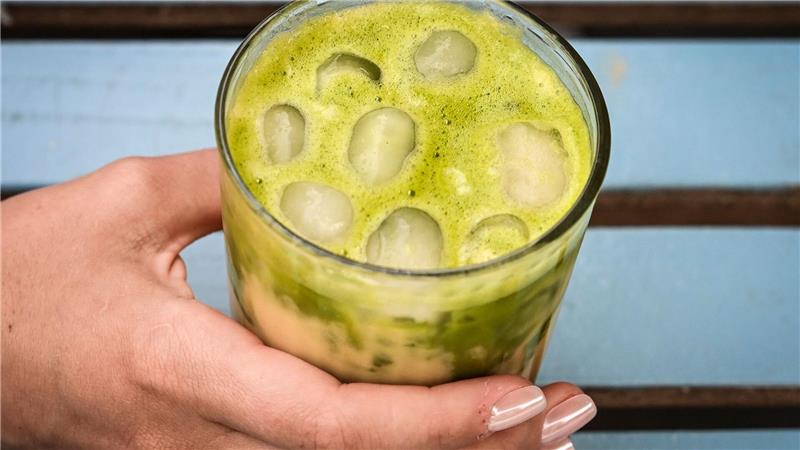 Iced Latte und Co: Stirbt Omas Eiskaffee aus? Iced Matcha Latte ist inzwischen für viele eine Alternative zu Eiskaffee (welcher Art auch immer).
