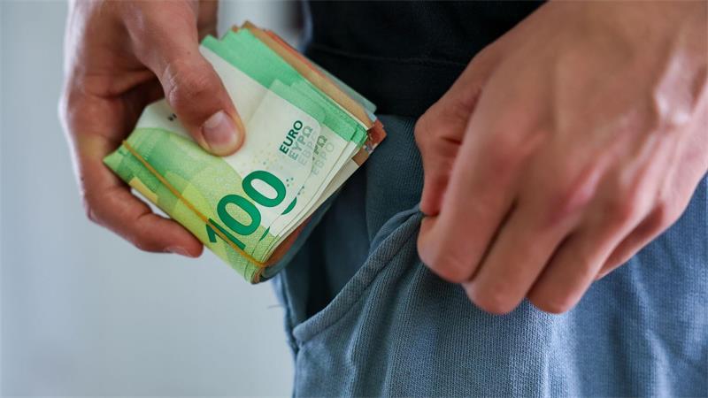 Umfrage: Warum wir uns gern selbst Geschenke kaufen „Ich-Geschenke“ lassen sich die Bundesbürger etwas kosten - laut Umfrage rund 2000 Euro im Jahr