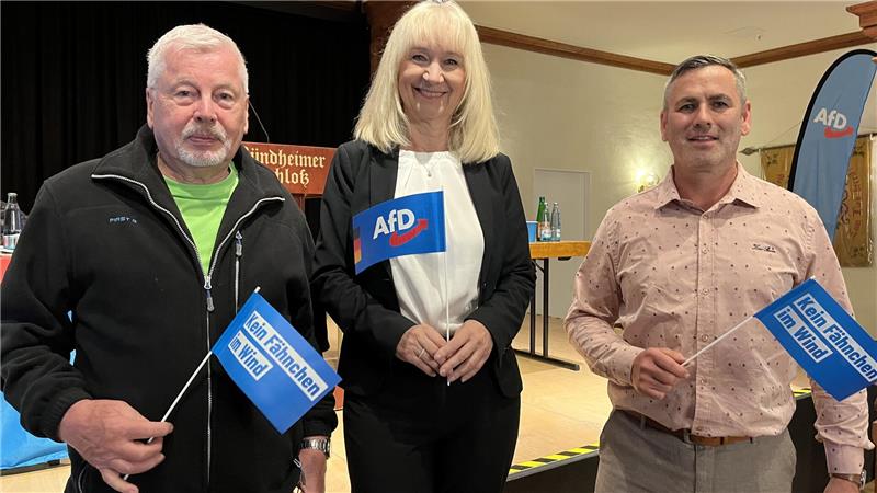 Wie die AfD ein Thema skandalisiert und für ihre Zwecke nutzt „Ich bin erschüttert“, sagt die AfD-Bundestagsabgeordnete Christina Baum, nachdem der AfD-Kreisvorsitzende Dennis Möhring (r.) aus Thale über Halal-Wurst in einem Kindergarten in Bad Harzburg berichtet hat. Die beiden sind vorigen Samstag zu Gast im Bündheimer Schloss. Eingeladen zu dem Termin haben Möhring und Stephan Kowallis, AfD-Stadtrat in Bad Harzburg.