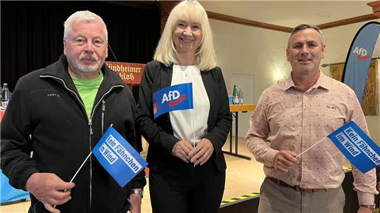 „Ich bin erschüttert“, sagt die AfD-Bundestagsabgeordnete Christina Baum, nachdem der AfD-Kreisvorsitzende Dennis Möhring (r.) aus Thale über Halal-Wurst in einem Kindergarten in Bad Harzburg berichtet hat. Die beiden sind vorigen Samstag zu Gast im Bündheimer Schloss. Eingeladen zu dem Termin haben Möhring und Stephan Kowallis, AfD-Stadtrat in Bad Harzburg.
