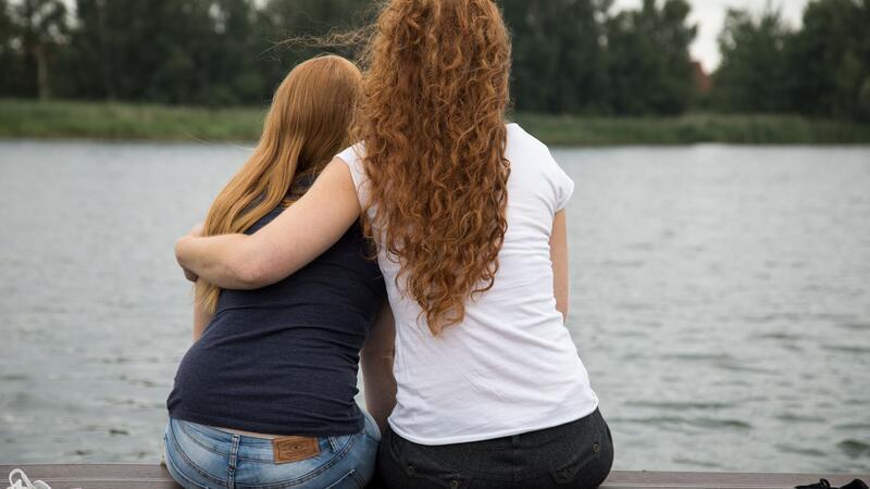 Depression, Angststörung und Co.: Bin ich psychisch krank? „Ich bin für dich da“: Befinden sich Menschen in einer psychischen Krise, ist es wichtig, ihnen beizustehen.