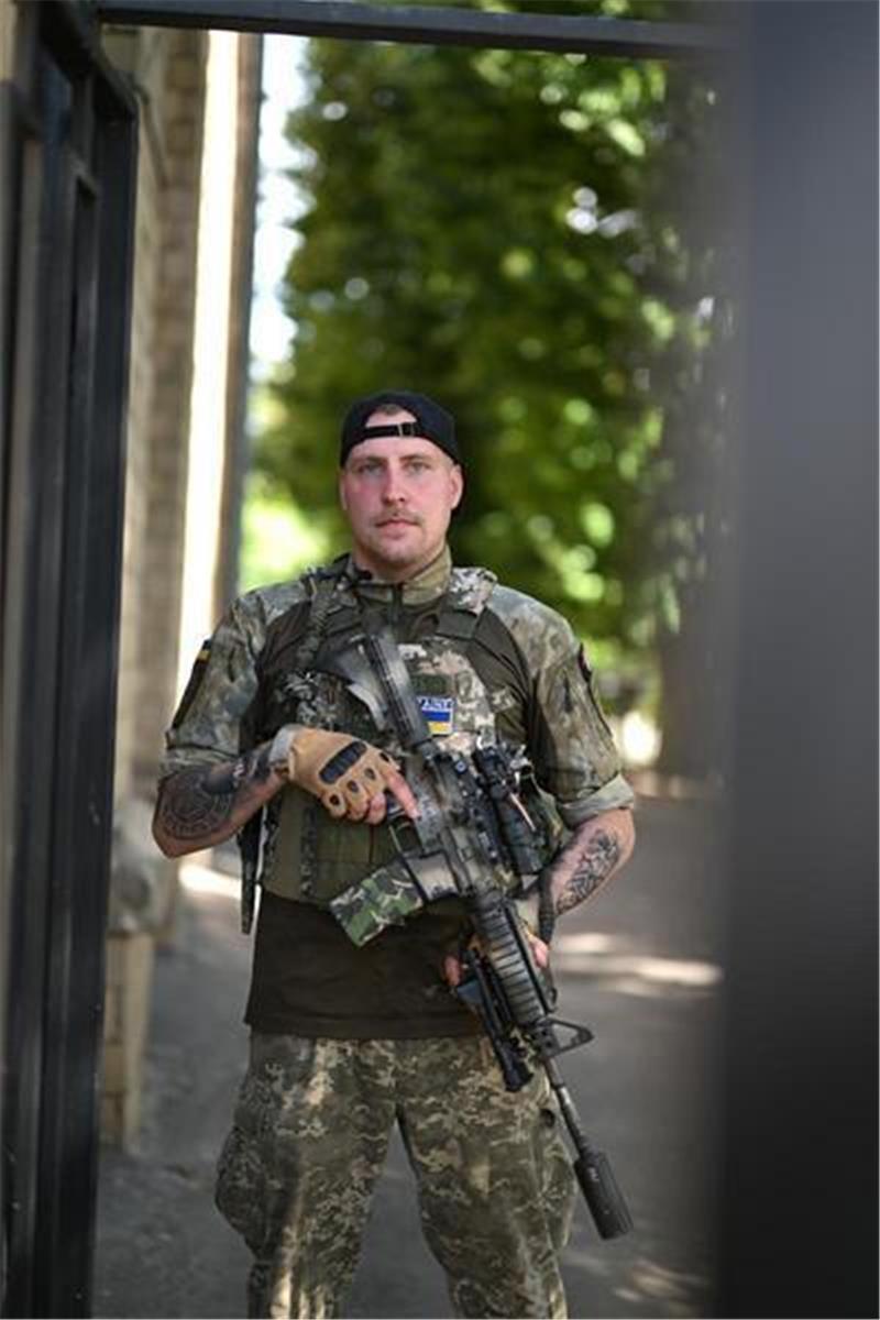 Dieser deutsche Legionär kämpft für Kiew „Ich bin in die Ukraine gekommen, um Europa und die Bevölkerung in der Ukraine zu schützen“, sacht Mica. Der deutsche Legionär kämpft seit März an der ukrainischen Front. Foto: Reto Klar/Funke Foto Service
