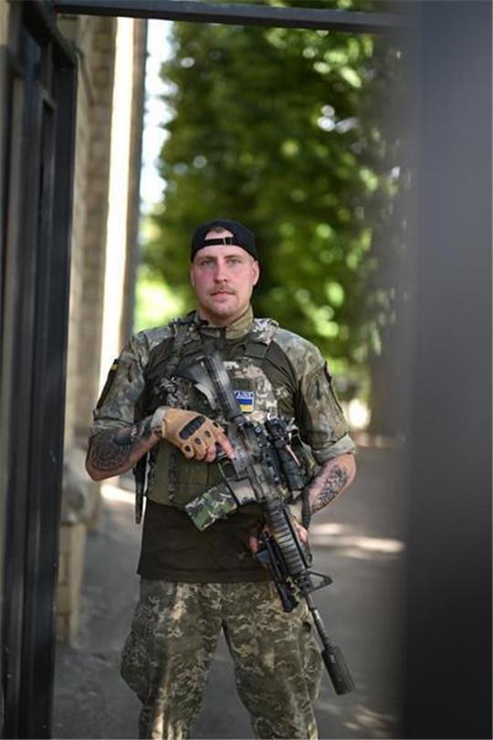 „Ich bin in die Ukraine gekommen, um Europa und die Bevölkerung in der Ukraine zu schützen“, sacht Mica. Der deutsche Legionär kämpft seit März an der ukrainischen Front. Foto: Reto Klar/Funke Foto Service
