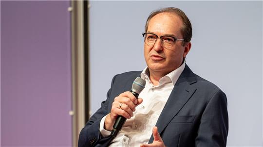 „Ich bin nicht bereit, auf reguläre Aufnahmeverfahren, ich bin nicht bereit, auf Sicherheitsüberprüfungen zu verzichten“, sagte Dobrindt.