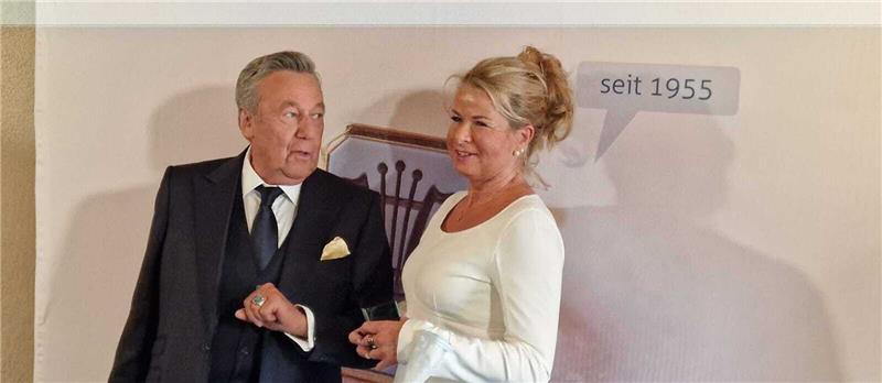 Roland Kaiser mit Paul-Lincke-Ring ausgezeichnet „Ich empfinde eine große Freude und große Ehre“, sagte Kaiser, nachdem ihm Goslars Oberbürgermeisterin Urte Schwerdtner den Ring an den Finger gesteckt hatte. Foto: Sowa