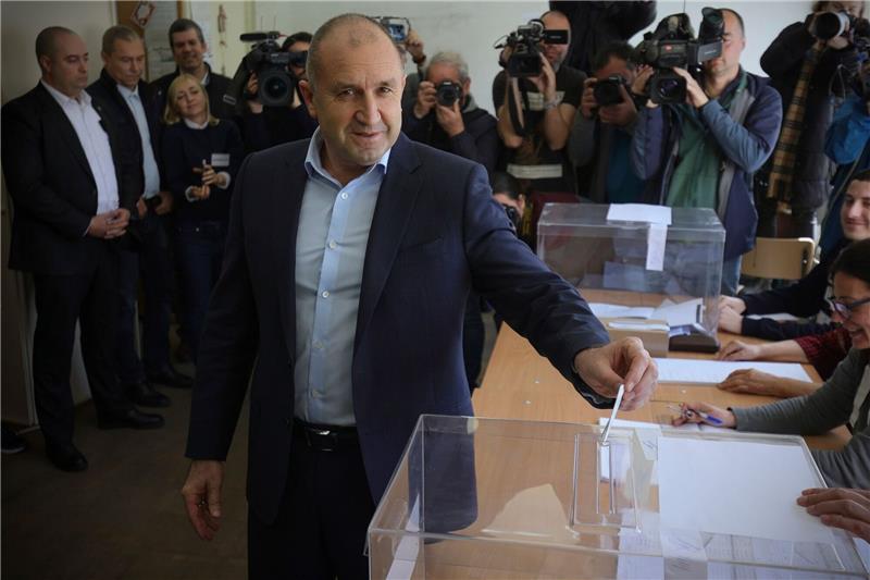 Mitte-Rechts-Bündnis bei Bulgarien-Wahl vorn «Ich erwarte, dass der Verstand und die Prinzipien in der bulgarischen Politik überwiegen»: Präsident Rumen Radew bei der Stimmabgabe in Sofia.