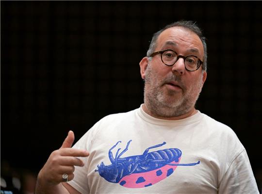 «Ich fühle mich in der Mitte dieses Sturms. Ich pendle jeden Tag zwischen verschiedenen Emotionen hin und her», sagt Regisseur Barrie Kosky mit Blick auf die Situation in Nahost seit dem Terrorangriff der Hamas auf Israel.