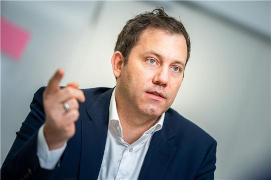 «Ich glaube, Markus Söder will vor allem auch in den Schlagzeilen sein, weil er sich ein bisschen langweilt dort in Bayern und Friedrich Merz die große Bühne nicht alleine gönnt», sagt Lars Klingbeil.