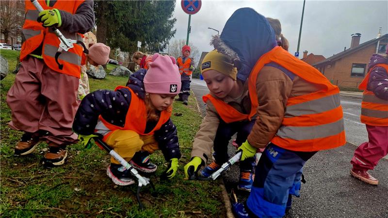 „Ich habe was gefunden“: Akribisch suchen die Kinder in Altenau auch nach den kleinsten Müllstücken.