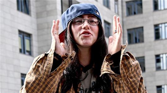 „Ich hasse Feiglinge wirklich“, sagt die US-amerikanische Sängerin Billie Eilish.