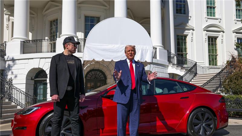 „Ich liebe Tesla!“, rief Trump im März vor dem Weißen Haus in die TV-Kameras. (Archivbild)