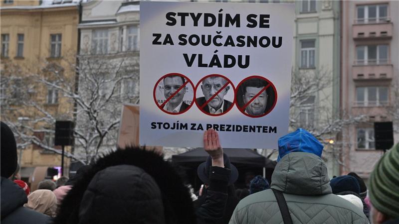„Ich schäme mich für die gegenwärtige Regierung“, steht auf diesem Transparent. In ganz Tschechien demonstrierten Tausende für Präsident Pavel in seinem Machtkampf gegen eine rechtspopulistische Regierungspartei.