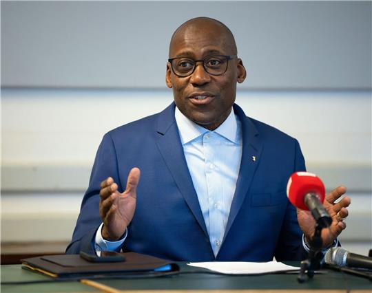 «Ich werde mich weiter für die diskriminierungsfreie Entwicklung der Berliner Kultur einsetzen», versichert Berlins Kultursenator Joe Chialo.
