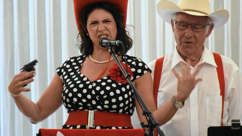 100 Konzerte mit dem Chörchen „Ich will nen Cowboy als Mann“ singt Nicole Baensch mit überzeugender Mimik und Gestik.