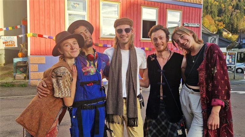 „Rainbow Family“: Neugierige Besucher und sprechende Kuscheltiere Ida, Whitewind, Jannik Jensen, Sage und Mara (v.l.) gehören zum festen Kern der „Rainbows“, der regelmäßig im bunten Haus in Wildemann anzutreffen ist.
