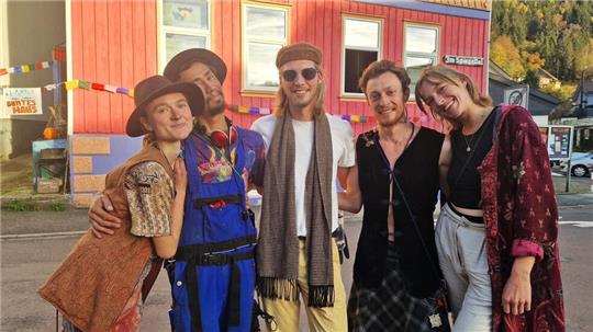 Ida, Whitewind, Jannik Jensen, Sage und Mara (v.l.) gehören zum festen Kern der „Rainbows“, der regelmäßig im bunten Haus in Wildemann anzutreffen ist.