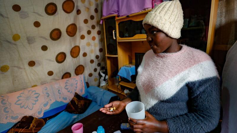 Idah Musimbi aus Nairobi, die bei ihrer Geburt mit HIV infiziert wurde, nimmt ihre von PEPFAR (The US President’s Emergency Plan for AIDS Relief) bereitgestellten HIV-Medikamente. Viele Experten befüchten, dass solche Programme gestrichen werden könnten.  (Archivbild)