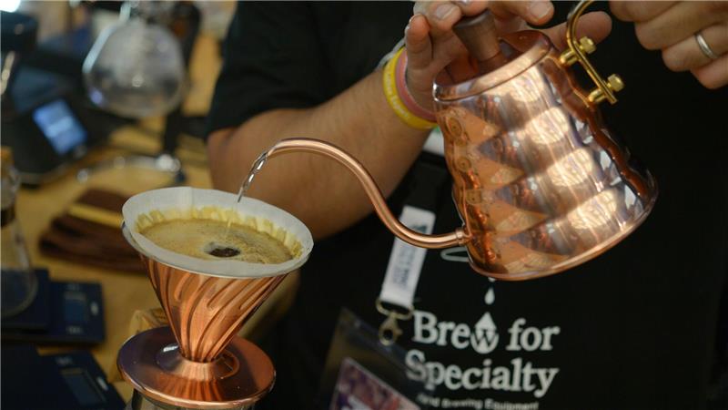 Kaffee zu schwach? Physiker haben Tipps Ideal beim Pour-over-Verfahren sei der Wasserstrahl aus Schwanenhals-Wasserkochern, sagen Forscher. (Archivbild)