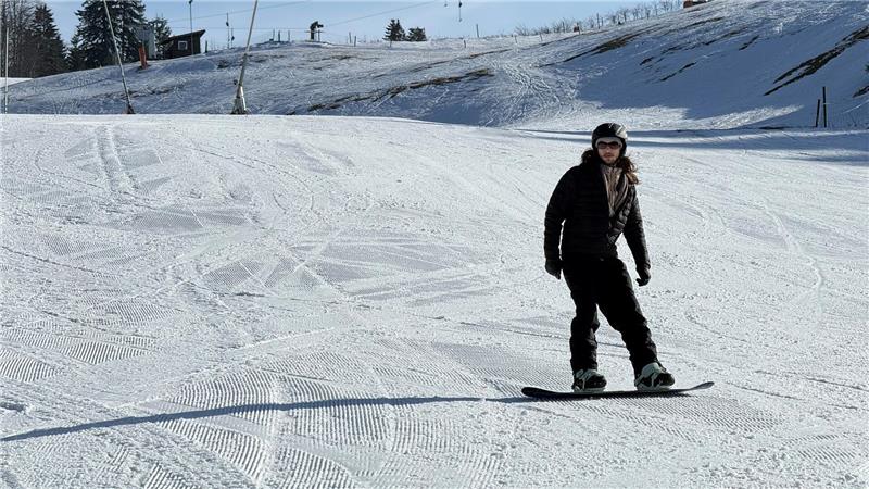 Mehr als einen Meter Schnee: Braunlage meldet Rekordzahlen Das Foto zeigt einen Snowboardfahrer, der einen Hang hinunterfährt.