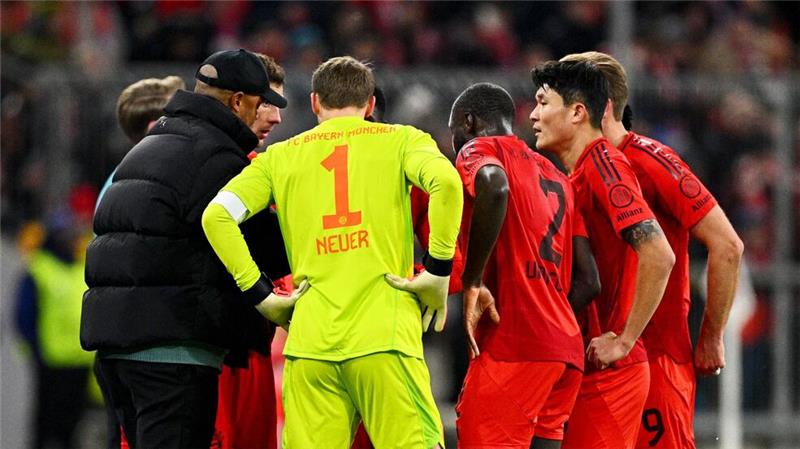 Ideenfindung am Spielfeldrand: Bayern-Trainer Vincent Kompany (l) gibt seinen Spielern während einer Verletzungsunterbrechung Anweisungen.