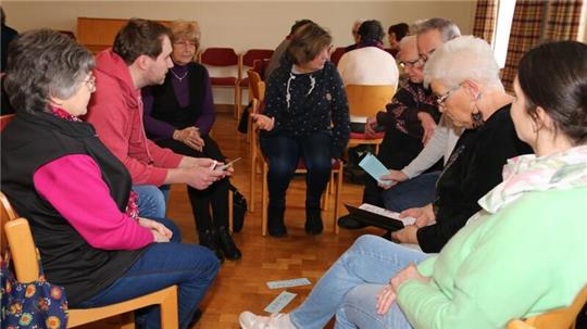 Ideenfindung in kreativer Runde. Verschiedene Interessenten finden sich in unterschiedlichen Gruppen zusammen.