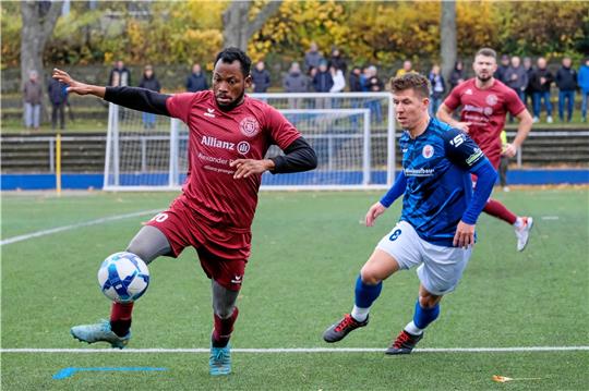 Idrissa Kone (l.), verfolgt von GSC-Spieler Patrick Lüer, ist einer der beiden Dauerbrenner beim SC 18. Er und Lukas Riesche haben kein Saisonspiel verpasst. Foto: Drechsler