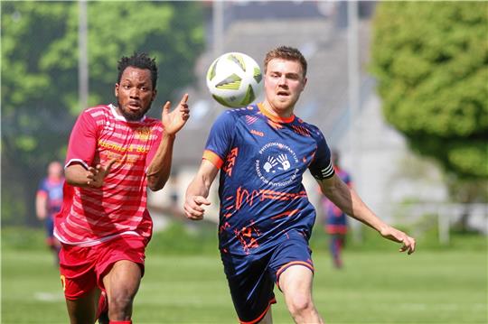 Idrissa Kone (li) und der SC 18 Harlingerode gewinnen das Duell bei der SG Ildehausen/Kirchberg, hier Torben Müller. Foto: Gietemann