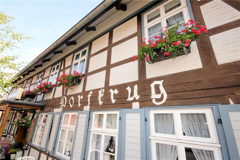 Idyllisch in Ostlutters Dorfmitte gelegen: der „Dorfkrug“. Doch seit Jahren findet sich niemand, der die Traditionsgaststätte weiterführen möchte.