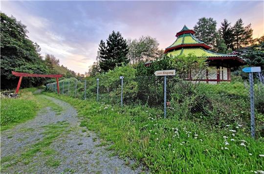 Idyllisch sieht der Kräuterpark in der Abendsonne aus. Wie es aber mit der Anlage weitergeht, ist derzeit ungewiss. Foto: Knoke