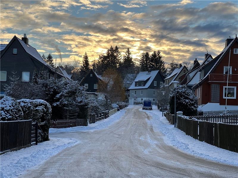 Idyllisch sieht es gestern wegen des Schneefalls im Schlesierweg in Braunlage aus. Foto: Eggers