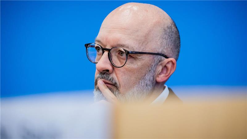 Ifo-Experte Timo Wollmershäuser sieht den konjunkturellen Tiefpunkt durchschritten. (Archivbild)