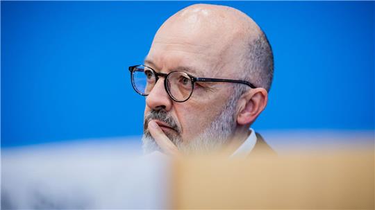 Ifo-Experte Timo Wollmershäuser sieht den konjunkturellen Tiefpunkt durchschritten. (Archivbild)