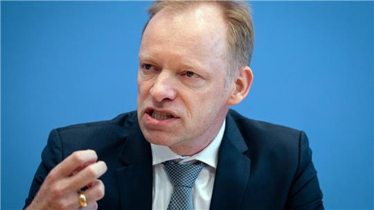 Ifo-Präsident Clemens Fuest hält wenig von einem möglichen Tankrabatt. (Archivbild)