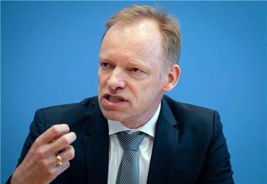 Ifo-Präsident Clemens Fuest sieht mehrere Probleme für die deutsche Wirtschaft.
