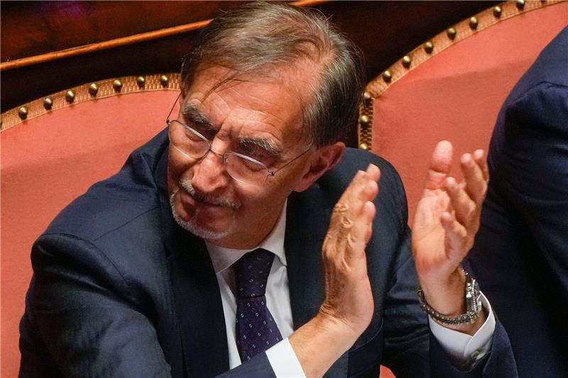 Mussolini-Fan La Russa zum Senatschef in Italien gewählt Ignazio La Russa ist bei der konstituierenden Sitzung des neuen italienischen Parlaments zum Vorsitzenden des Senats gewählt worden.