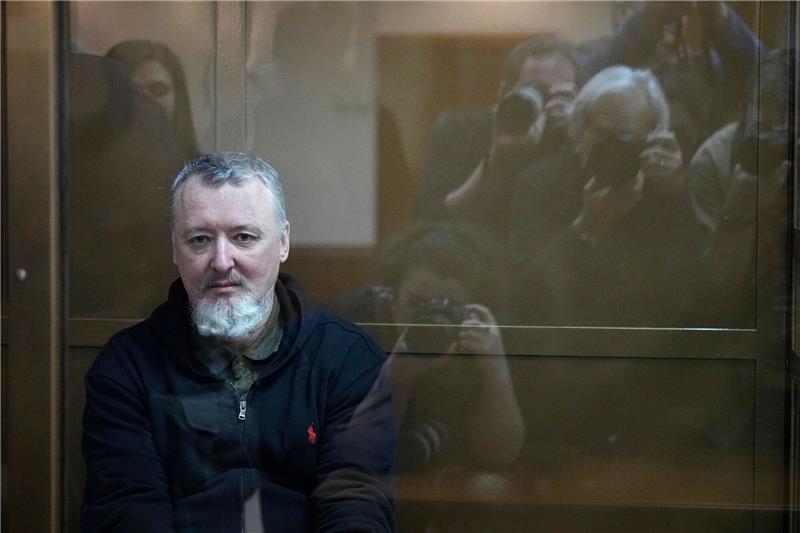Russischer Ultranationalist Girkin zu Lagerhaft verurteilt Igor Girkin hatte Putin Schwäche, Entschlusslosigkeit und feige Mittelmäßigkeit vorgeworfen.