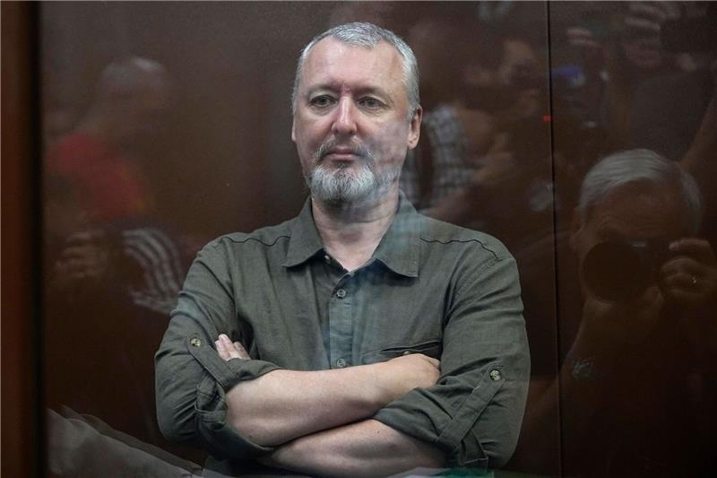 Ultranationalist und Kriegsbefürworter Girkin in Haft Igor Girkin im Glaskäfig eines Gerichtssaals des Moskauer Bezirksgerichts Meschtschanski. Der Kreml verschärft die Gangart gegen interne Kritiker.