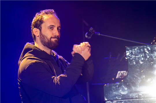 Igor Levit, Pianist, wird in einer kugelförmigen Halle das Klavierstück «Palais de Mari» spielen.