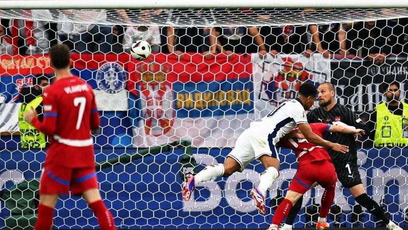 Auftakterfolg dank Bellingham: England besiegt Serbien Ihm scheint alles zu gelingen: Jude Bellingham (M) köpft gegen Serbiens Torhüter Predrag Rajkovic (r) ein.