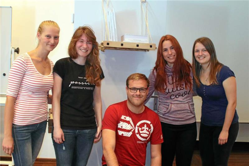 Ihr Design überzeugt: Die Siegerinnen Maja Odlazek, Thea Weingartz, Tjasa Smidovnik und Eli Kerzic (v. li.) setzen bei ihrem Bücherregal vor allem auf nachhaltige Materialien. Fabian Hartkopf (Mitte), wissenschaftlicher Mitarbeiter am Clausthaler Institut für Polymerwerkstoffe und Kunststofftechnik, unterstützt die Gruppe während der Summer School.  Fotos: Düber