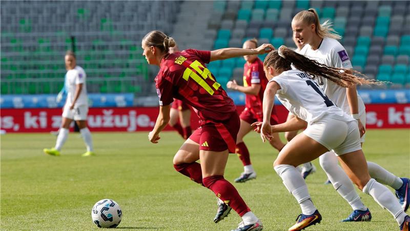 DFB-Elf beschenkt Geburtstagskind Wück mit Sieg in Slowenien Ihr Eckball leitete das 1:0 ein: Klara Bühl (l).