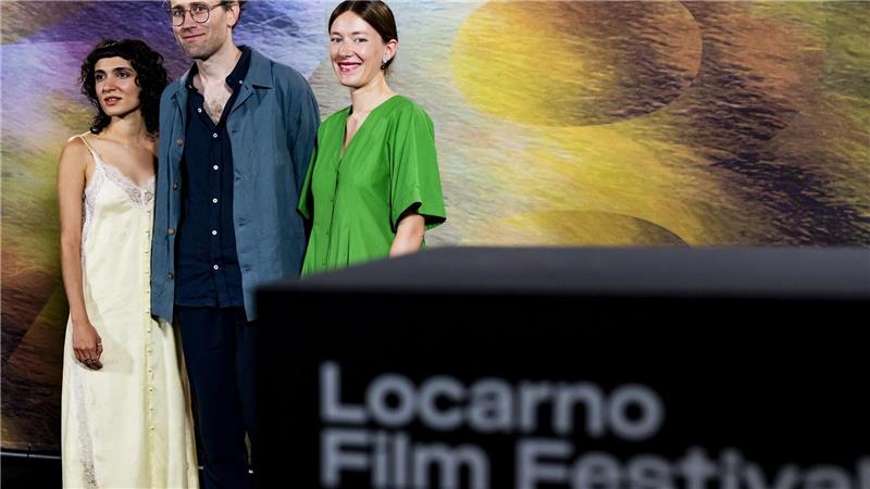 Ihr Film „Sehnsucht in Sangerhausen“ gehört ist ein Topfavorit auf den Preis: Regisseur Julian Radlmaier aus Deutschland (Mitte) sowie die Schauspielerinnen Maral Keshavarz (links) und Clara Schwinning.