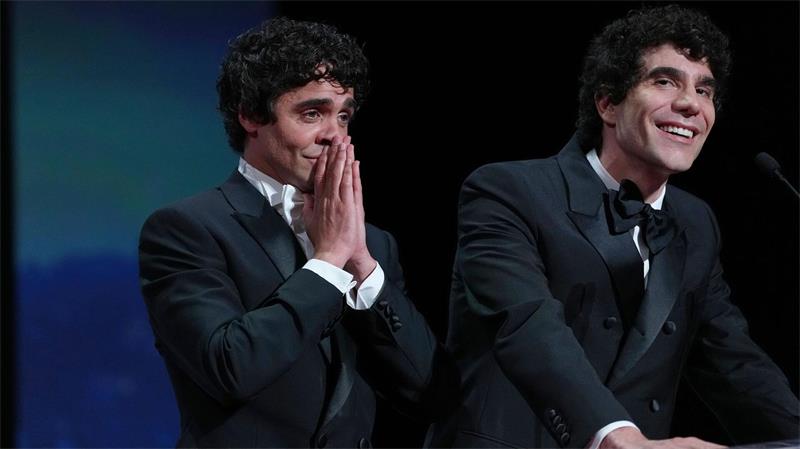 Ihr Film gewann in Toronto. Bei der Preisverleihung waren die beiden nicht. Hier sieht man Javier Ambrossi (l) und Javier Calvo in Cannes. 