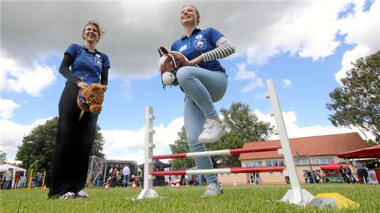 Ihr Steckenpferd ist das Hobby Horsing: Die jungen Reiterinnen vom Reit- und Fahrverein PCH Dörnten zeigen eine neue Sportart.