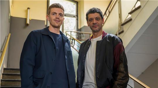 Ihr zweiter gemeinsamer Fall führt Ferdinand Hofer (l) und Carlo Ljubek (r) als „Tatort“-Ermittler auf die Münchner Sicherheitskonferenz. (Archivbild)   